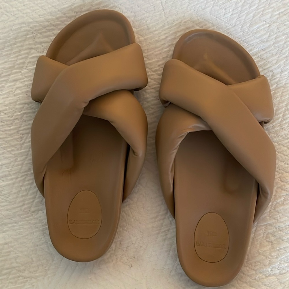 The Bali Tailor Eadie Slides Size 39 in Tan, sold out